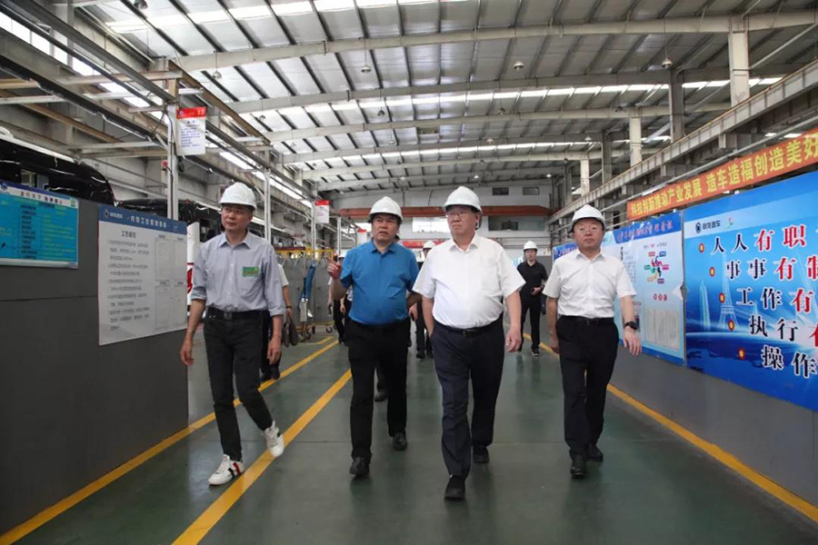 2021年6月7日山東省菏澤市人大常委會(huì)主任、黨組書(shū)記尹玉明、菏澤市政府副市長(zhǎng)曹升靈等一行蒞臨上海申龍考察調(diào)研