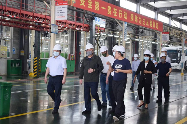南寧市委常委、常務副市長、市委秘書長劉勝友一行到廣西申龍汽車制造有限公司考察調研指導工作